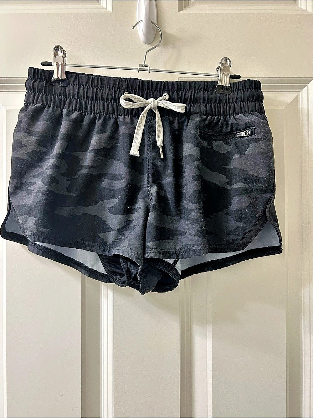 Vuori Clementine Camo Athletic Shorts Size S Waist 13 with stretch